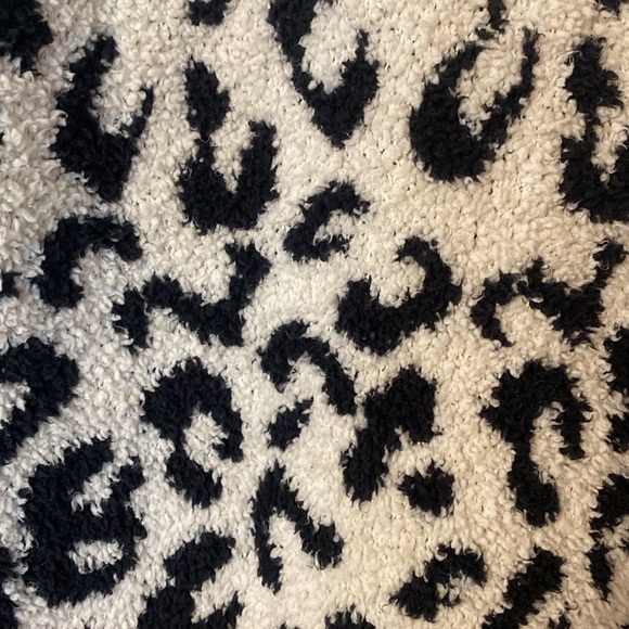 UGG Cecilia Snow Leopard V-Neck Cheetah Print Super Soft Sweater size M - Picture 4 of 10